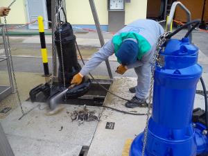 sprijeti robčki in cunje so vzrok, da se črpalka na vhodnem črpališču zabije